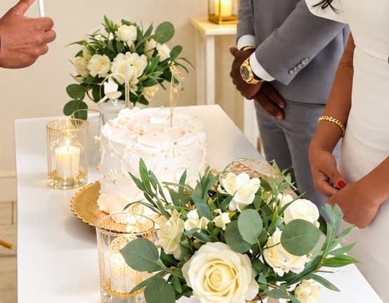 Mesa de ceremonia con flores y bizcocho
