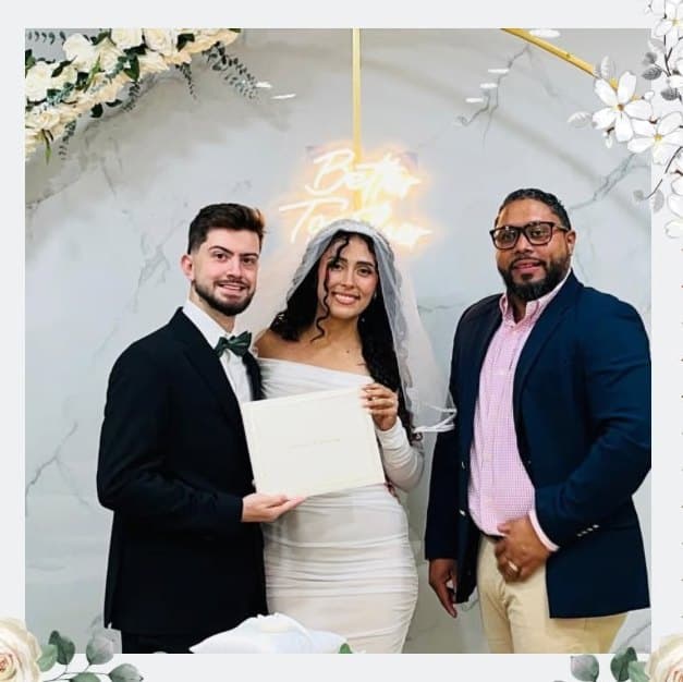 Pareja recién casada junto al ministro